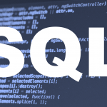 Eine Grafik, die den Schriftzug "SQL" vor einem Computerbildschirm mit Code zeigt
