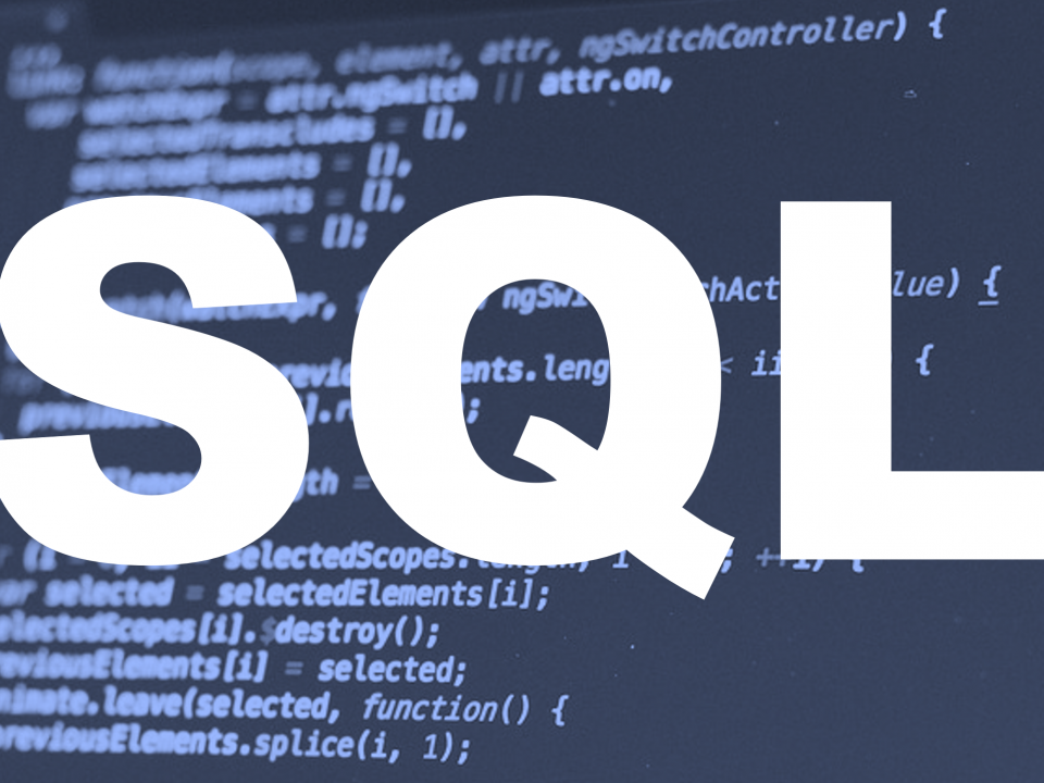 Eine Grafik, die den Schriftzug "SQL" vor einem Computerbildschirm mit Code zeigt
